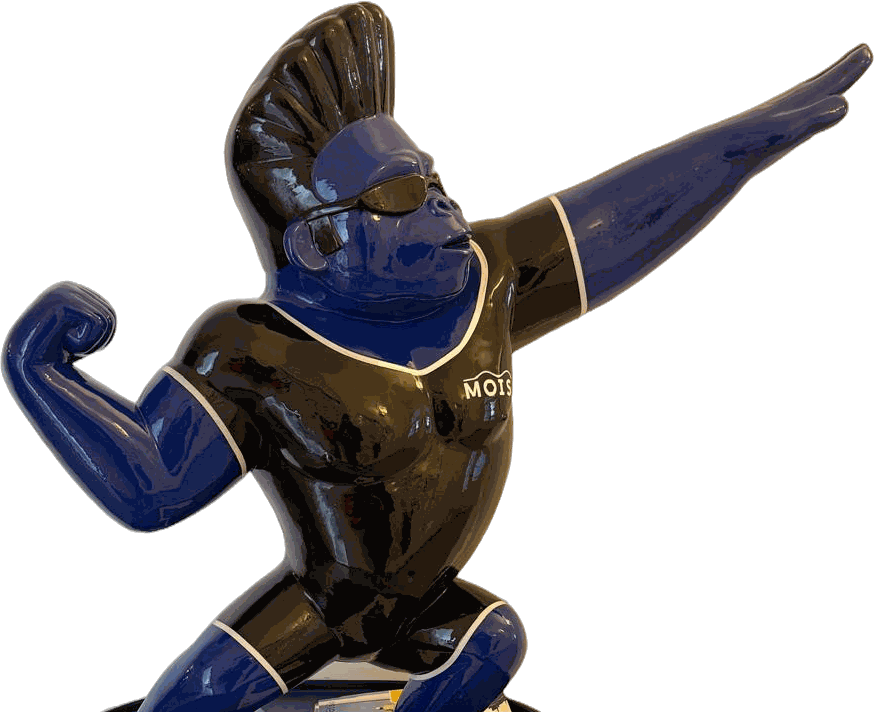 Fertige Gorilla-Skulptur mit Sonnenbrille in Blau und glänzendem Schwarz, mit MOIS-Logo auf der Brust